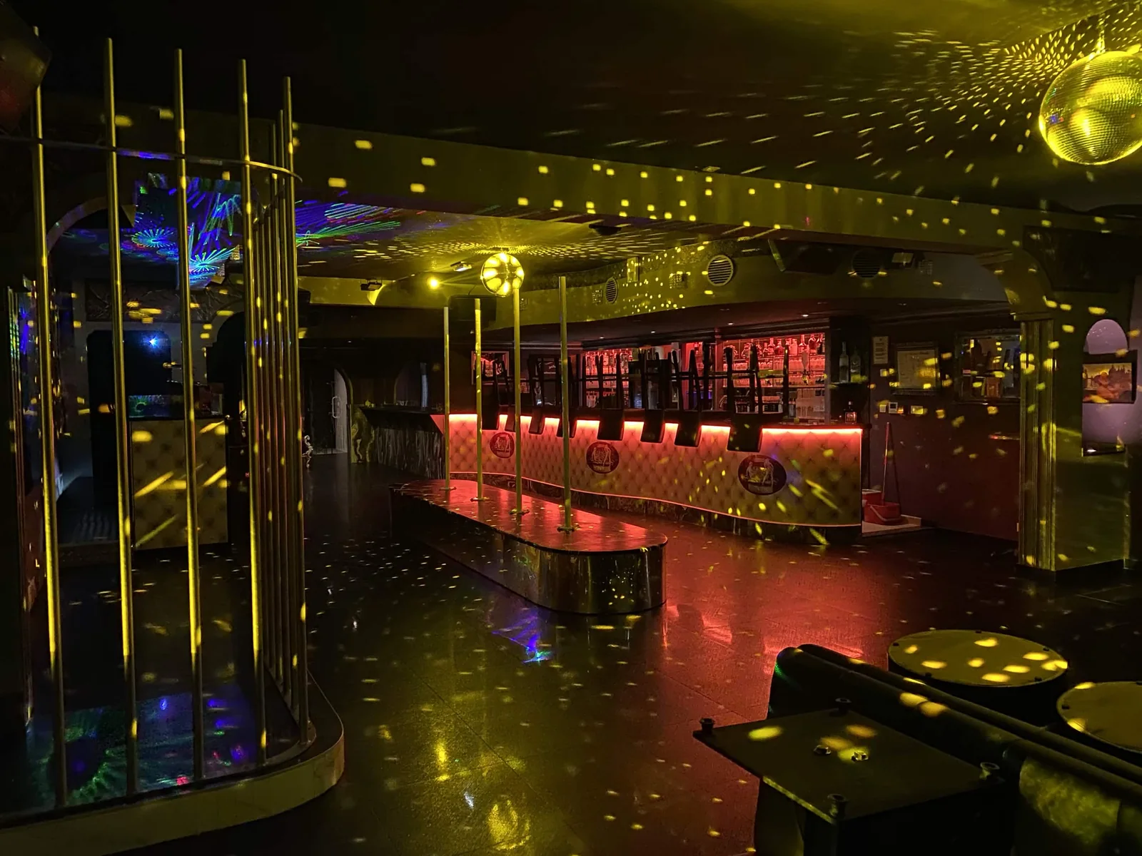 Bar du Diamant sous les lumières dorées