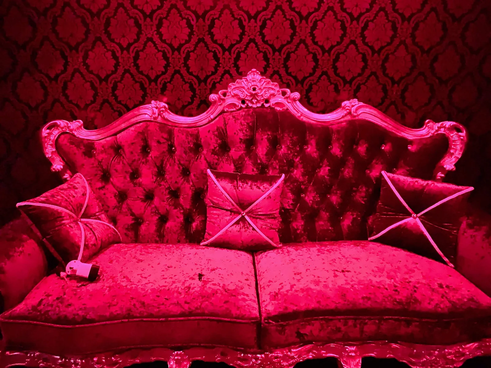 Fauteuil baroque du Diamant sous les lumières rouges