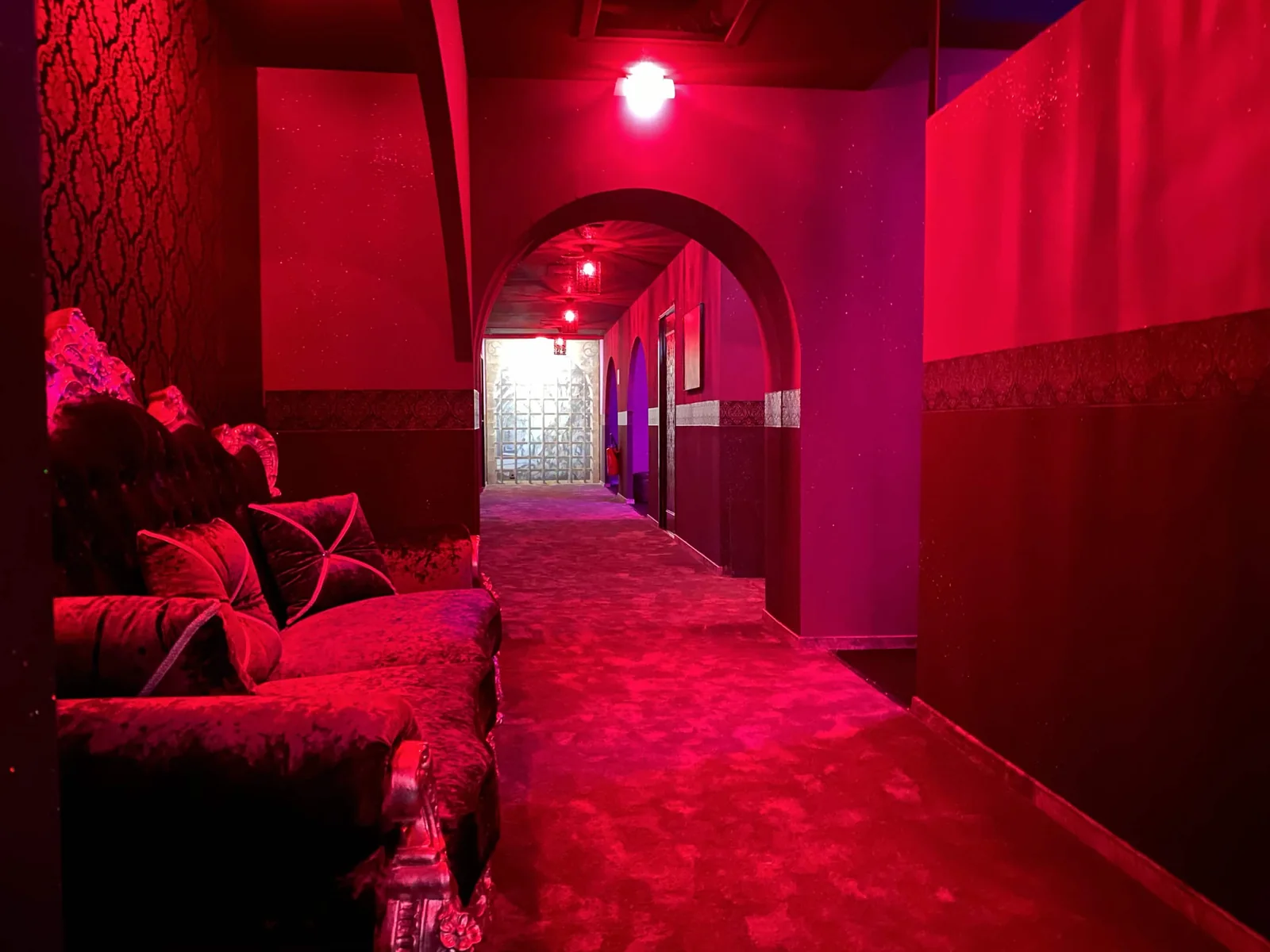 Salon intime et couloir du Diamant sous les lumières rouges